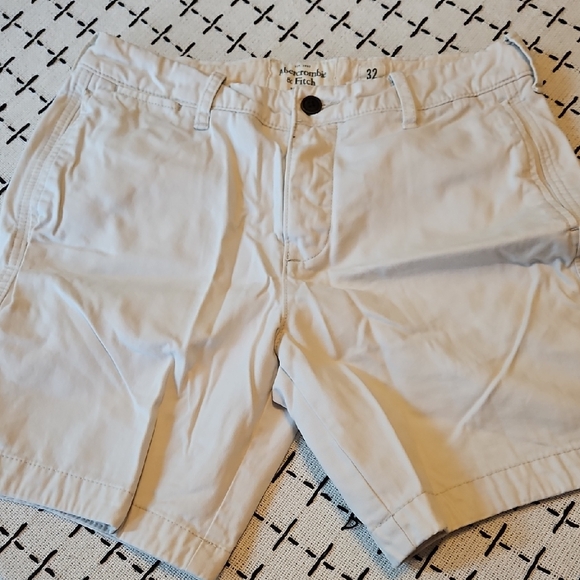 Abercrombie & Fitch Men's White Flat Front Shorts - Picture 1 of 12